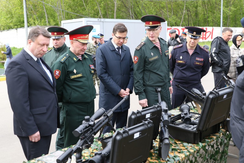 Олег Лавричев посетил выставку вооружения и спецтехники управления Приволжского округа Росгвардии