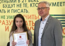 Михаил Рыхтик вручил аттестаты выпускникам