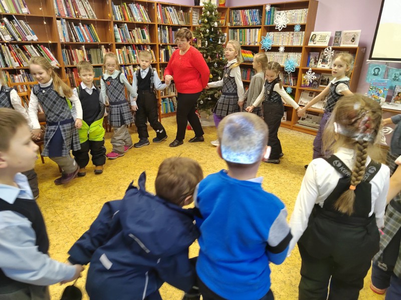 Юлия Мантурова помогла организовать праздничное мероприятие для читателей библиотеки им. Е.А. Никонова