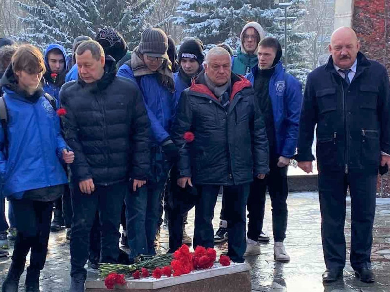 Владимир Тарасов возложил цветы к «Монументу Славы»
