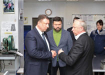 Олег Лавричев и Юрий Станкевич ознакомились с работой завода «Труд»