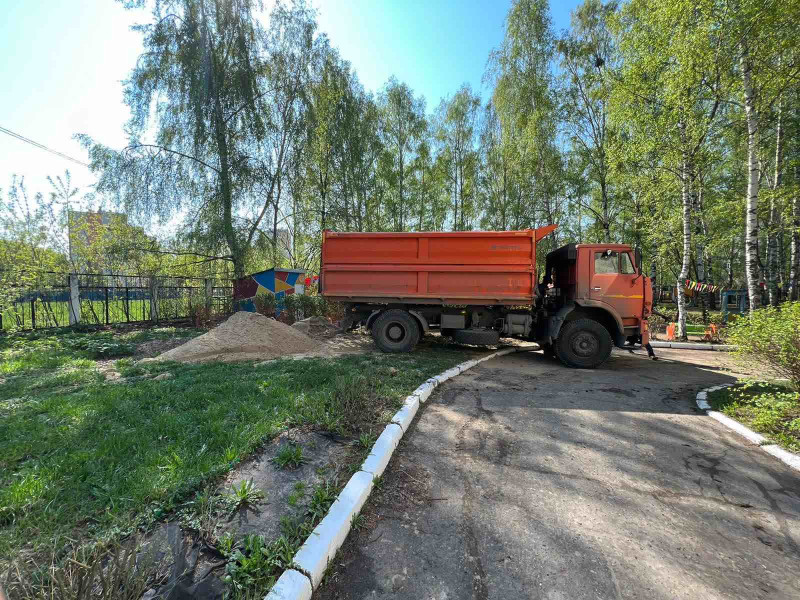 Владимир Аношкин организовал доставку песка в детские сады Автозаводского района