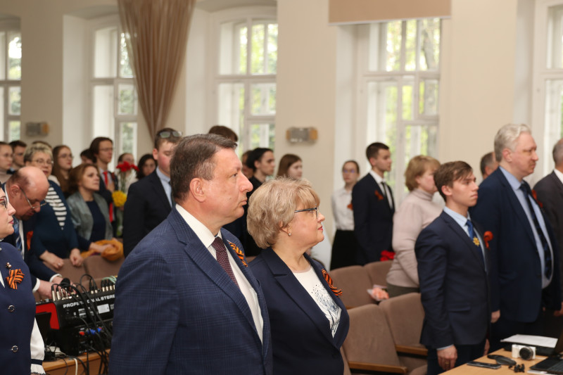 Олег Лавричев посетил праздничный концерт в честь Дня Победы в лицее № 38