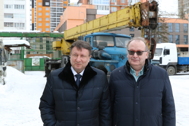 Олег Лавричев и Александр Лузянин организовали отправку автокрана в зону СВО для строительства укрепительных сооружений на линии фронта