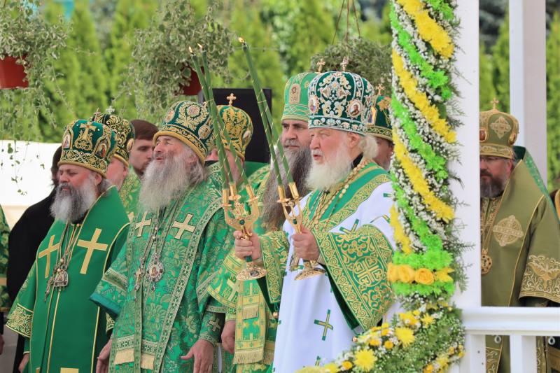 В День памяти преподобного Серафима Саровского Святейший Патриарх Кирилл совершил божественную литургию на площади у Дивеевского монастыря.