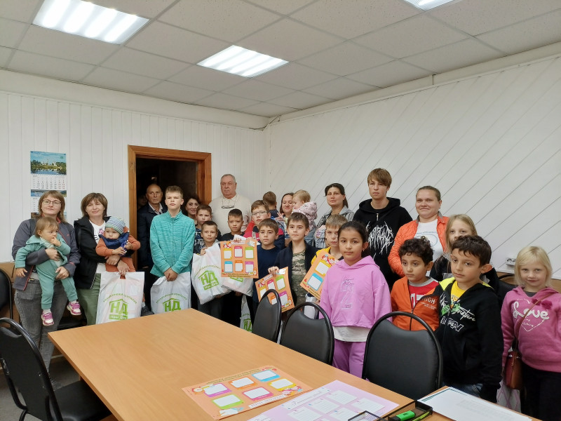 Владимир Аношкин поздравил школьников с новым учебным годом и вручил подарки