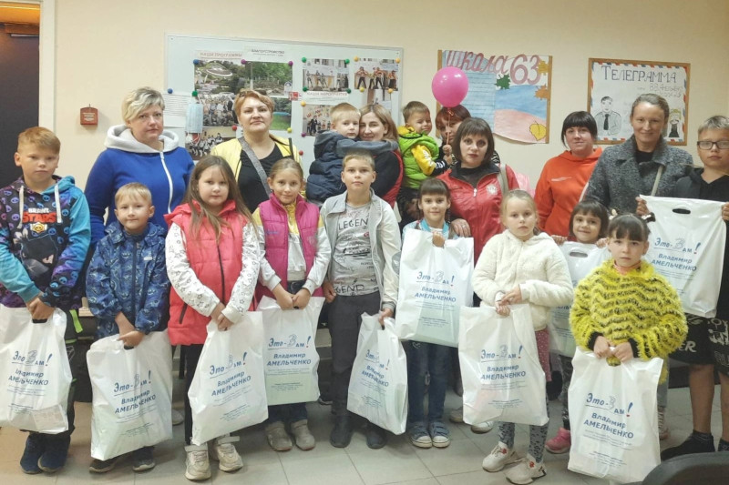 Владимир Амельченко помог собрать школьников из многодетных семей Автозаводского района к 1 сентября