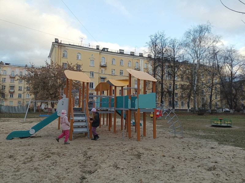 Владимир Аношкин оказал помощь в установке детского городка
