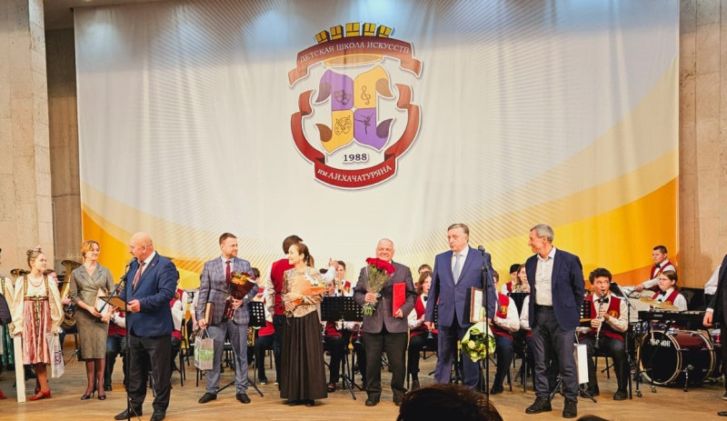 Владимир Тарасов поздравил Детскую школу искусств имени А.И. Хачатуряна с 35-летием со дня основания