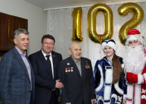 Олег Лавричев поздравил ветеранов-долгожителей Советского района с наступающим Новым годом