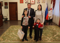 Спикер городской Думы провел экскурсию и вручил подарок юному участнику акции «Елка желаний»