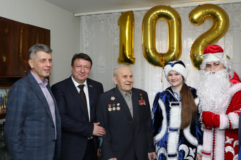 Олег Лавричев поздравил ветеранов-долгожителей Советского района с наступающим Новым годом
