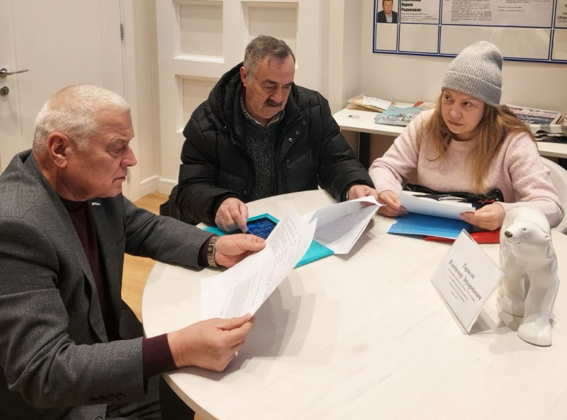 Владимир Тарасов провел прием граждан в новом депутатском центре в Автозаводском районе