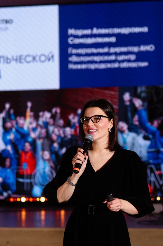 Мария Самоделкина вручила волонтерам первые льготные транспортные «Доброкарты»