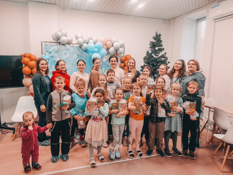 В Соседском центре #Вместе на Пермякова прошел мастер-класс для детей из многодетных семей по украшению кексов