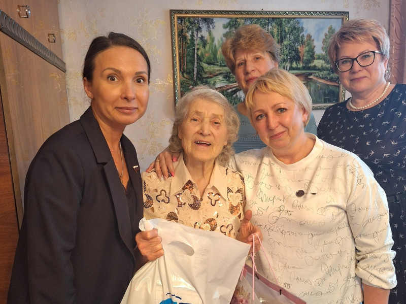 Оксана Смолина поздравила жительницу избирательного округа №10  с 85-летием