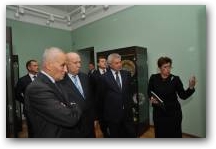   &raquo; Click to zoom ->