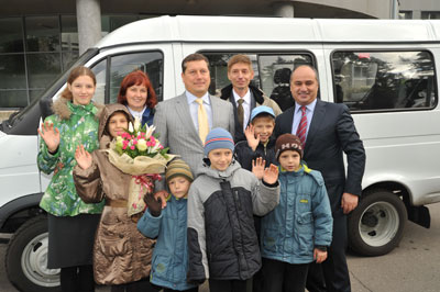 Многодетная семья, воспитывающая шестерых детей-инвалидов,  получила в подарок новый микроавтобус. Средства на «ГАЗель» были совместно собраны семьей,  выделены из бюджета города и предоставлены лично Олегом Сорокиным