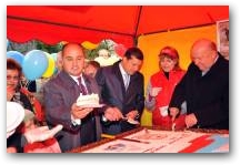   &raquo; Click to zoom ->