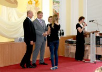 Депутат Роман Буланов вручил выпускникам 2011 года  почетные грамоты и денежные премии