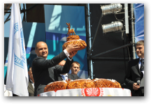   &raquo; Click to zoom ->