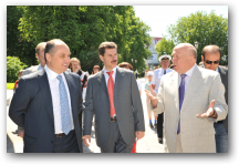   &raquo; Click to zoom ->