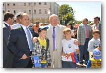   &raquo; Click to zoom ->