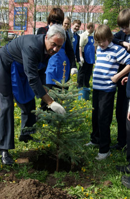 Депутат Марк Фельдман вместе с детьми и ветеранами Советского района посадили голубые ели в рамках акции Посади дерево с Уралсибом
