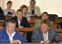 Депутаты вносят в повестку дня острые вопросы