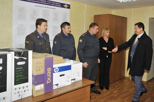 Участковые получили подарки от депутата Олега Сорокина