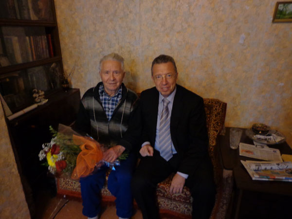 Депутат Анатолий Волков поздравил с юбилеем бывшего директора школы №154 Приокского района