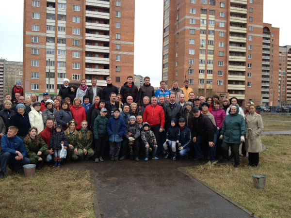 Депутат Игорь Тюрин организовал уборку территорий и посадку деревьев