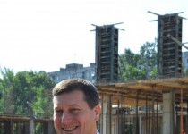 «История любой семьи, предприятия, объектов культуры и спорта, жизнь каждого дома берет свое начало с кропотливой работы проектировщиков, архитекторов, строителей», - Олег Сорокин