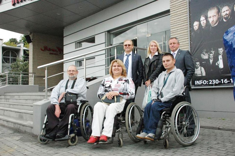 Депутат Игорь Тюрин поддержал акцию «Жизнь в полном цвете» для инвалидов-колясочников