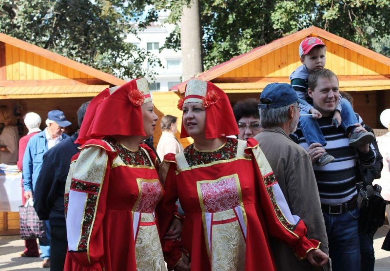 «Мы рассматриваем возможность открытия дополнительных магазинов художественных  промыслов на улице Рождественской и Большой Покровской», —  Олег Сорокин.