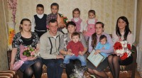 Глава города О.В.Сорокин поздравил многодетную семью Фроловых с Днем матери