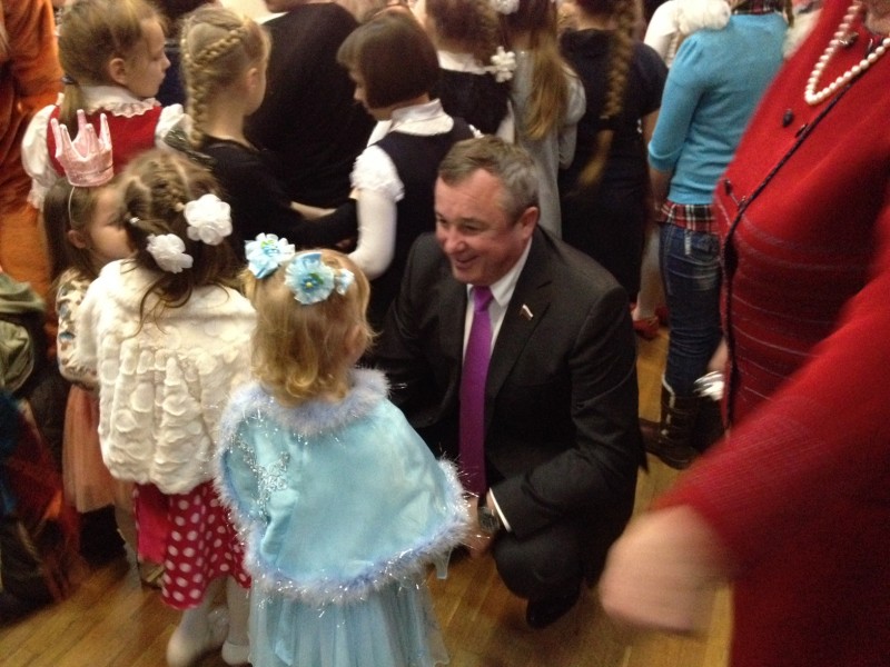 При поддержке депутата Игоря Тюрина организовано новогоднее представление в театре Кукол для детей сирот и детей инвалидов города и области