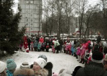 Ростовые куклы поздравили жителей ТОС микрорайона «Ковалихинский» с Новым годом