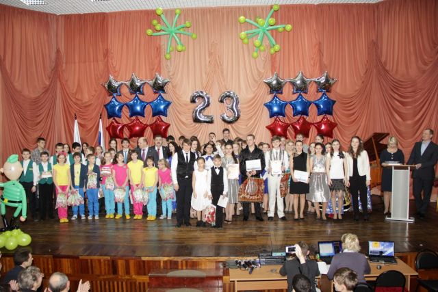 Депутат Игорь Тюрин вручил подарки участникам фестиваля патриотической песни «Виват, Россия!»