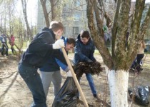 Школьники вышли на субботник  по уборке территории у стелы политическим бойцам