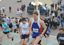 Олег Сорокин поприветствовал участников традиционного забега по Чкаловской лестнице