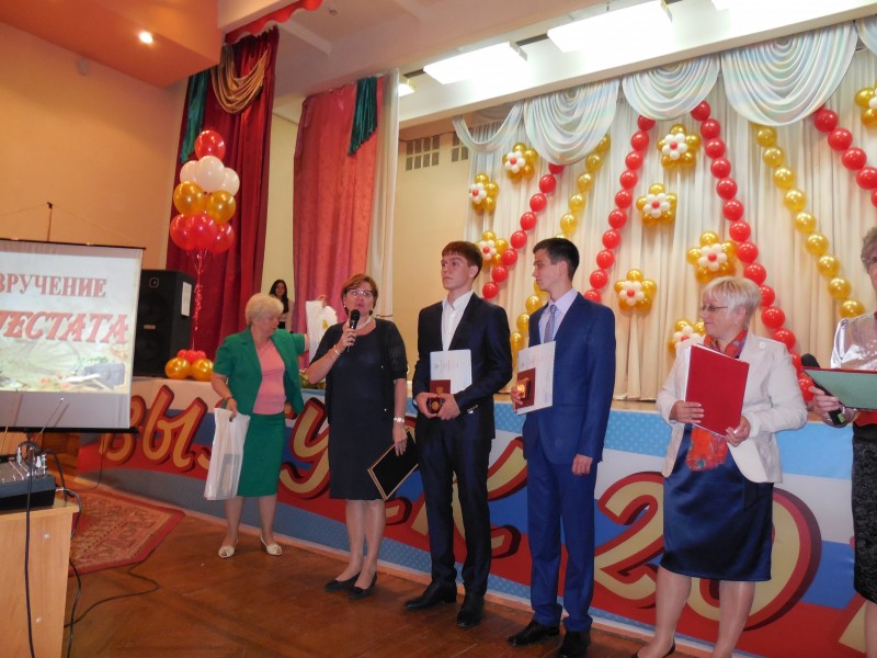 Депутат Ольга Балакина поздравила выпускников школ, их педагогов и родителей