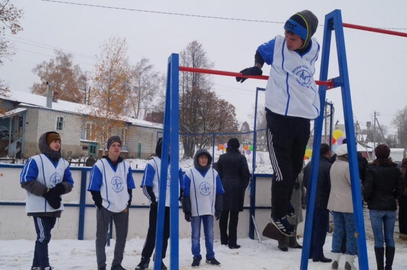 Депутат Сергей Кондрашов выделил денежные средства на приобретение уличных тренажеров и футбольной формы