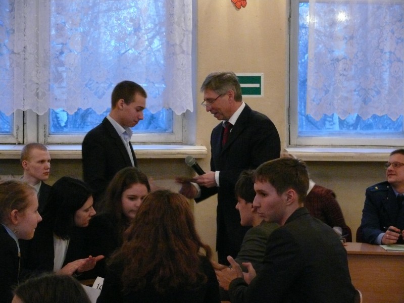 При участии депутата Ивана Карнилина в школе №160 прошла деловая игра «Молодежь против коррупции»