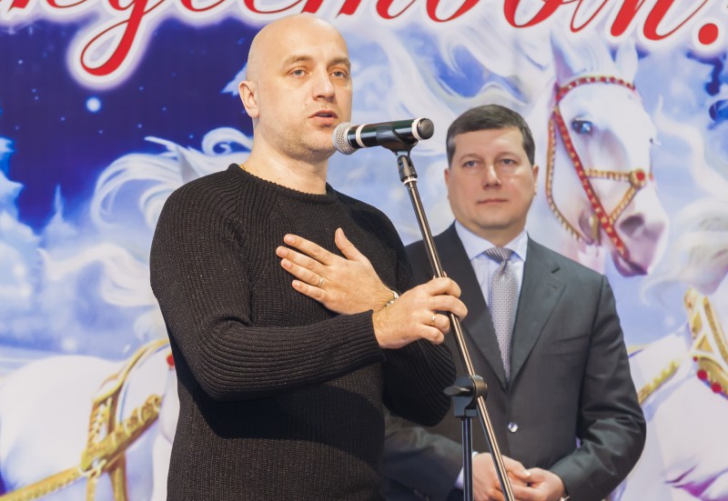 Олег Сорокин и Захар Прилепин встретились с семьями вынужденных переселенцев и вручили им подарки