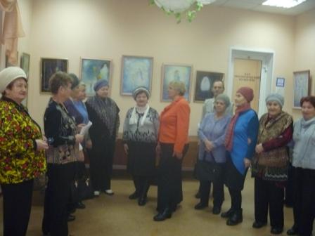 Жители ТОС поселка Комсомольский посетили выставку картин