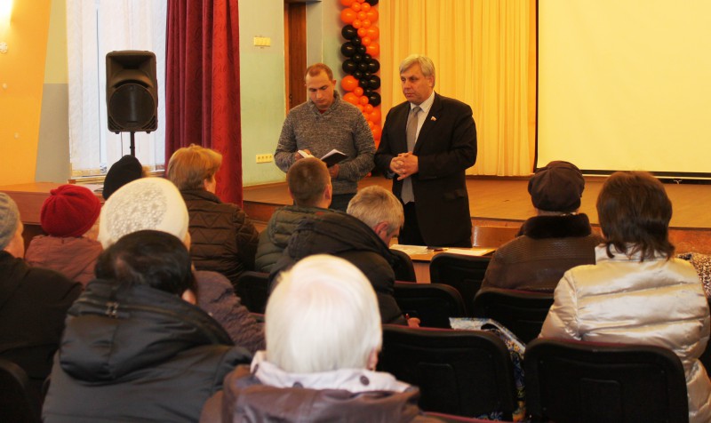 В актовом зале лицея №82 состоялась очередная встреча депутата Николая Шумилкова с жителями многоквартирных домов