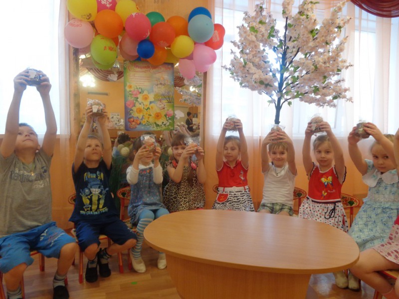 Все дети из школ и детских садов получили от Игоря Тюрина в подарок пасхальные куличи