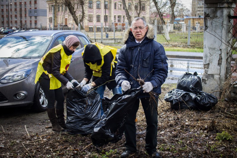 Депутат Игорь Богданов организовал субботник в заброшенном сквере возле храма в честь иконы Пресвятой Богородицы Умиление