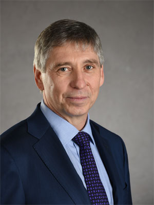 Праздничный митинг прошел  в школе № 60 Ленинского района на избирательном округе депутата И.Н.Карнилина